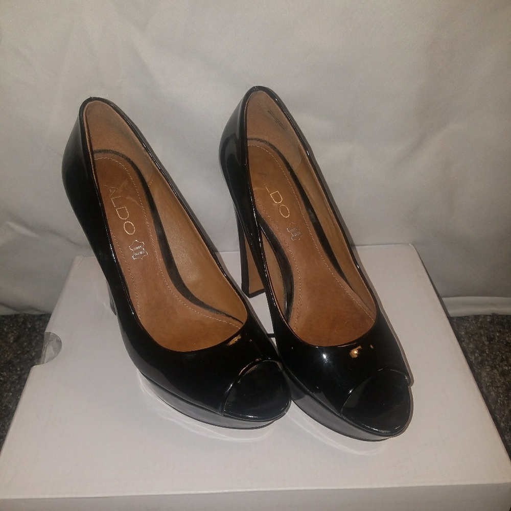 Black patent peep-toe stacked heel